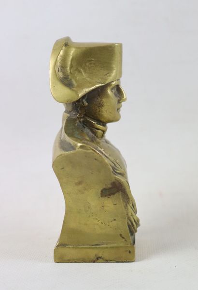null Buste de Napoléon en costume militaire avec sa bicorne, en bronze doré. 

Fin...