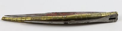 null Couteau navaja en laiton ciselé, la lame en fer partiellement décorée en rouge.

XIXème...