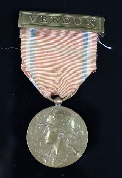 null Réunion de deux décorations militaires, comprenant :

- médaille de Verdun "Aux...