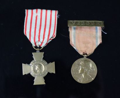 null Réunion de deux décorations militaires, comprenant :

- médaille de Verdun "Aux...