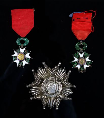 null Ensemble de trois Légions d'Honneur IIIème République, comprenant :

- Légion...