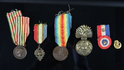 null Ensemble de trois médailles, une cocarde, un insigne et un insigne anglais.
