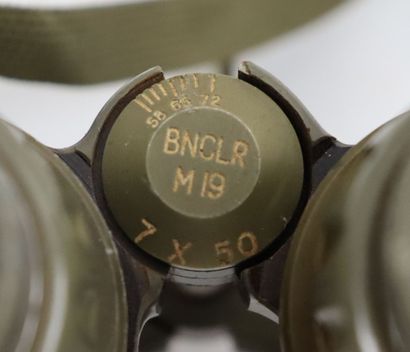 null US.

Paire de jumelles Bell et Howell M19 7x50. 

Le bouton central marqué BNCLR....