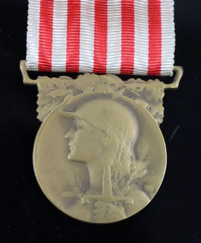 null Ensemble de cinq médailles, comprenant : 

- croix de guerre 1914-1917 en bronze,...