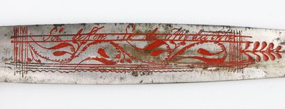 null Couteau navaja en laiton ciselé, la lame en fer partiellement décorée en rouge.

XIXème...