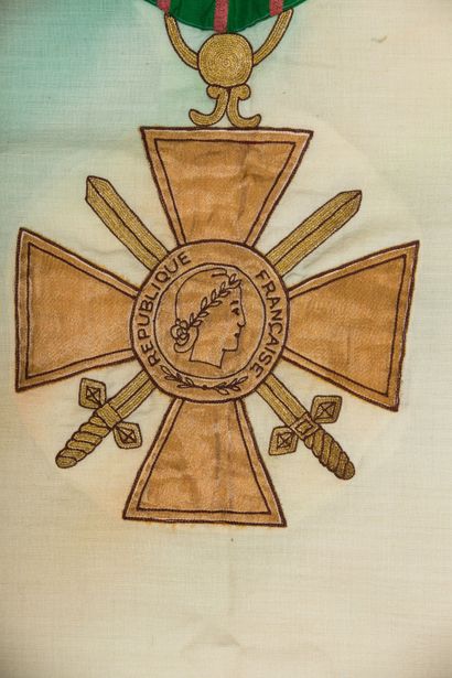 null Drapeau tricolore orné de la croix de guerre, biface.

H_107 cm L_150 cm, quelques...