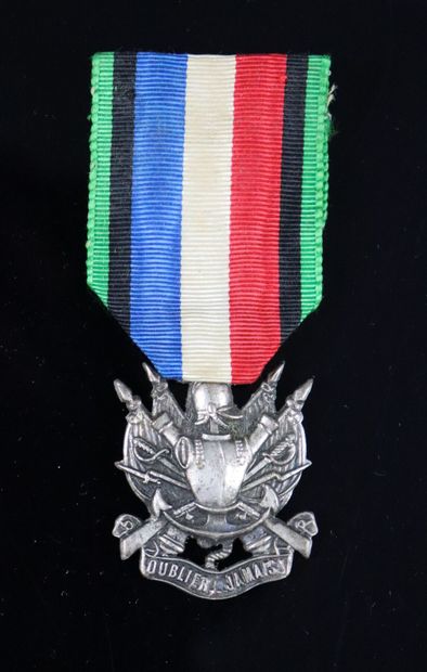 null Réunion de deux médailles françaises, comprenant :

- médaille d'ancien combattant...