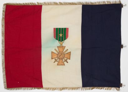 null Drapeau tricolore orné de la croix de guerre, biface.

H_107 cm L_150 cm, quelques...