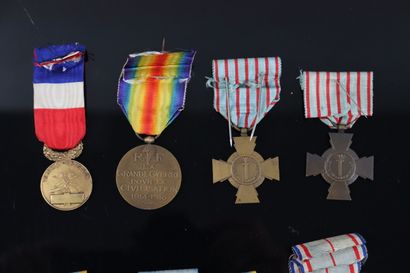null Réunion de médailles militaires comprenant :

- Médaille de la Grande Guerre...