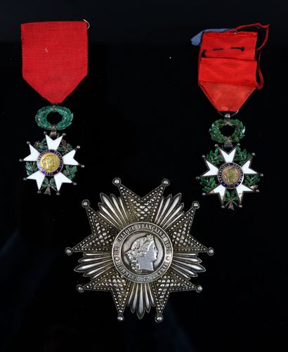 null Ensemble de trois Légions d'Honneur IIIème République, comprenant :

- Légion...