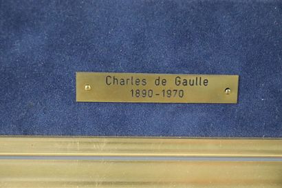 null Tapisserie figurant la signature du Général Charles de GAULLE en or sur fond...
