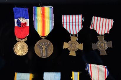 null Réunion de médailles militaires comprenant :

- Médaille de la Grande Guerre...