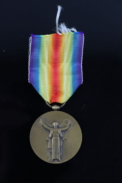 null Ensemble de cinq médailles, comprenant : 

- croix de guerre 1914-1917 en bronze,...