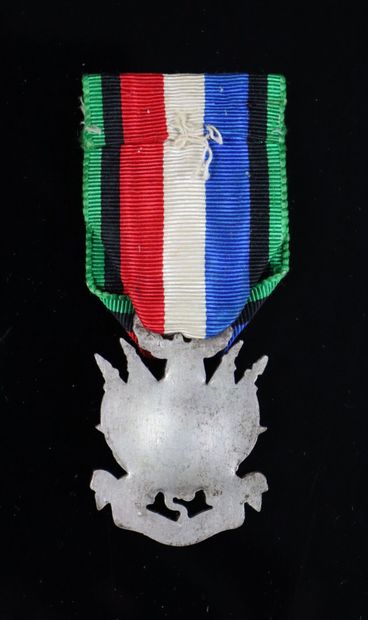 null Réunion de deux médailles françaises, comprenant :

- médaille d'ancien combattant...