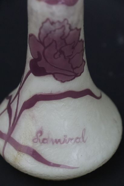null LAMIRAL.

Vase soliflore en verre multicouches à décor dégagé à l'acide d'oeillet.

H_10,5...