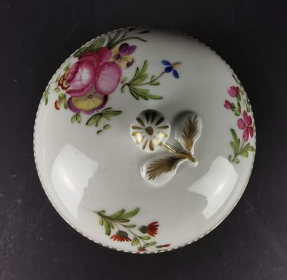 null PARIS.

Sucrier couvert en porcelaine à décor polychrome de fleurs.

XVIIIème...