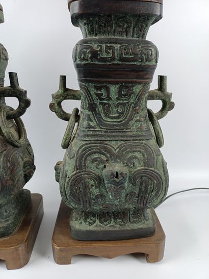 null CHINE. 

Paire de vases en bronze de forme fanghu. 

Les anses ajourés à animaux...