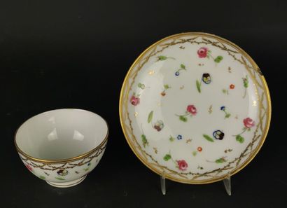 null NYON, Suisse.

Tasse à thé et sa sous-tasse en porcelaine à décor polychrome...