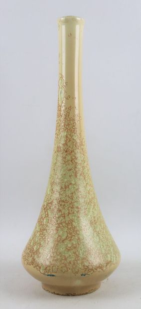 null Pierre Adrien DALPAYRAT (1844-1910).

Vase à col allongé à panse aplatie sur...