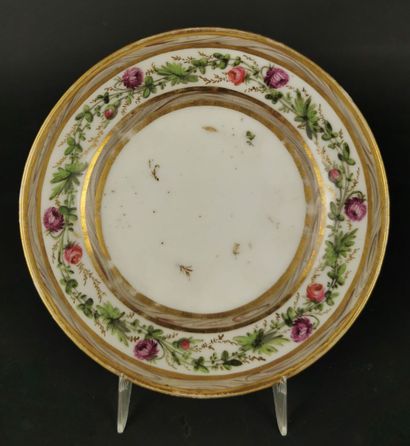 null PARIS.

Tasse à thé et sa sous-tasse en porcelaine à décor polychrome d'une...