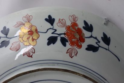 null JAPON.

Important plat circulaire en porcelaine à décor imari. 

XIXème siècle....
