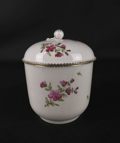 null PARIS.

Sucrier couvert en porcelaine à décor polychrome de fleurs.

XVIIIème...
