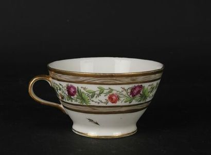 null PARIS.

Tasse à thé et sa sous-tasse en porcelaine à décor polychrome d'une...