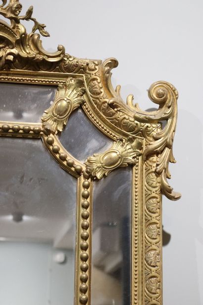 null 
Important miroir à parcloses en bois et stuc doré à décor de frise de palmettes,...