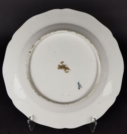 null PARIS.

Manufacture de Hannong. Rue du faubourg Saint-Denis. 

Assiette en porcelaine...