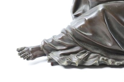 null Philosophe.

Bronze à patine brune.

Fin du XIXème siècle.

H_31 cm L_41 cm