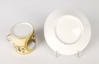 null PARIS.

Tasse litron et sa sous-tasse en porcelaine à décor polychrome dans...