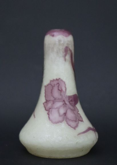 null LAMIRAL.

Vase soliflore en verre multicouches à décor dégagé à l'acide d'oeillet.

H_10,5...