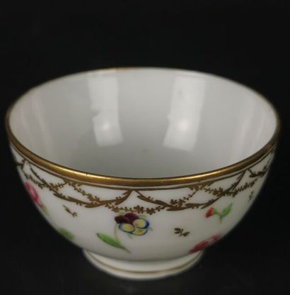 null NYON, Suisse.

Tasse à thé et sa sous-tasse en porcelaine à décor polychrome...