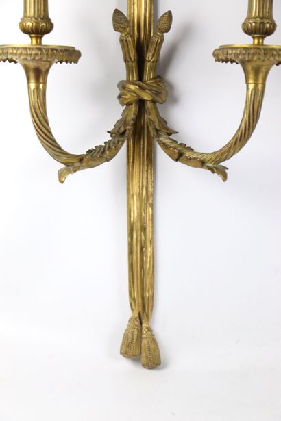 null Henri VIAN (1860-1905).

Importante paire d'appliques en bronze doré à deux...