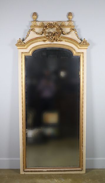 null Important miroir en bois laqué et doré à décor de pommes de pin et guirlandes...