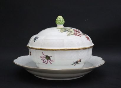 null MEISSEN.

Légumier en son dormant en porcelaine à décor polychrome de fleurs.

Marque...