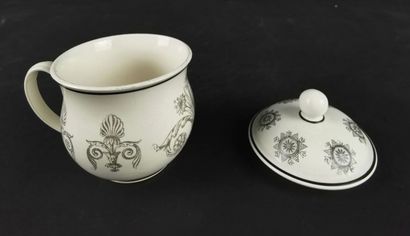 null STONE ET COQUEREL.

Pot à jus en porcelaine à décor en grisaille de fleurs,...
