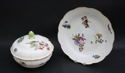 null MEISSEN.

Légumier en son dormant en porcelaine à décor polychrome de fleurs.

Marque...