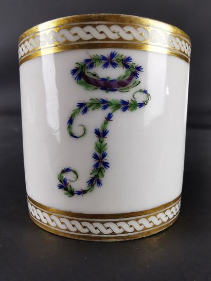 null PARIS, Manufacture du duc d'Angouleme.

Tasse litron en porcelaine à décor d'initiales...
