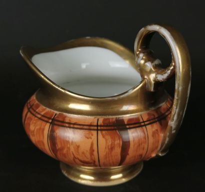 null PARIS.

Pot à lait en porcelaine à décor de faux bois.

Vers 1820.

H_ 10.5...