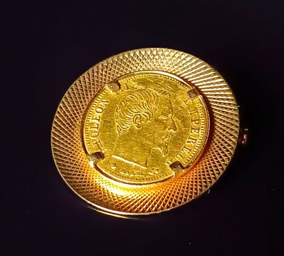 null Broche en or jaune à monture ciselée retenant en son centre une pièce de 5 francs...