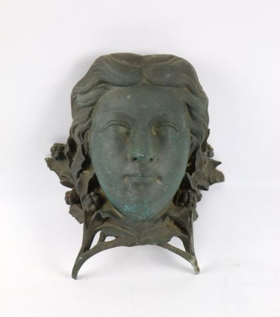 null Masque d'applique en bronze figurant un mascaron de femme entouré de branches...