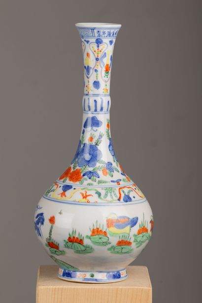 null CHINE, XXème siècle.

Vase bouteille en porcelaine et émaux wucai à décor d'oiseaux...