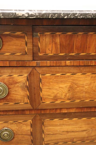 null Commode en bois mouluré à décor marqueté de filets ouvrant à cinq tiroirs sur...