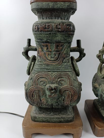 null CHINE. 

Paire de vases en bronze de forme fanghu. 

Les anses ajourés à animaux...