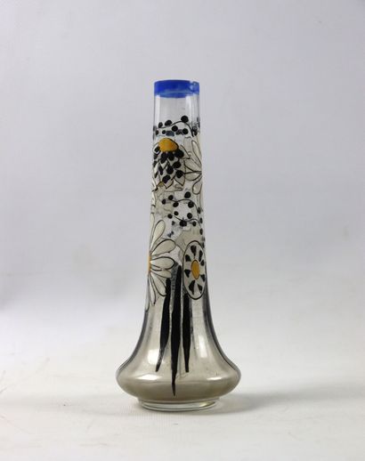 null ADRIEN MAZOYER (1897-1950)

Vase soliflore en verre émaillée à décor de fleurs.

Signée...
