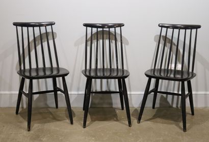 null Ilmari TAPIOVAARA (1914-1999).

Suite de trois chaises, modèle Fanett en bois...