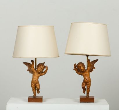 null Paire de lampes formées de deux anges en bois de résineux, montés en lampe.

H_36...
