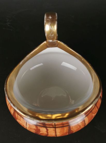 null PARIS.

Pot à lait en porcelaine à décor de faux bois.

Vers 1820.

H_ 10.5...