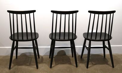 null Ilmari TAPIOVAARA (1914-1999).

Suite de trois chaises, modèle Fanett en bois...